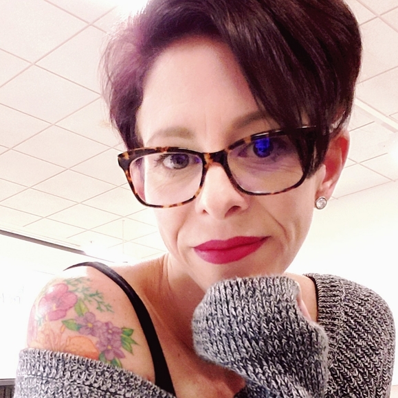 Meet your Posher, Andrea - Picture 3 of 4